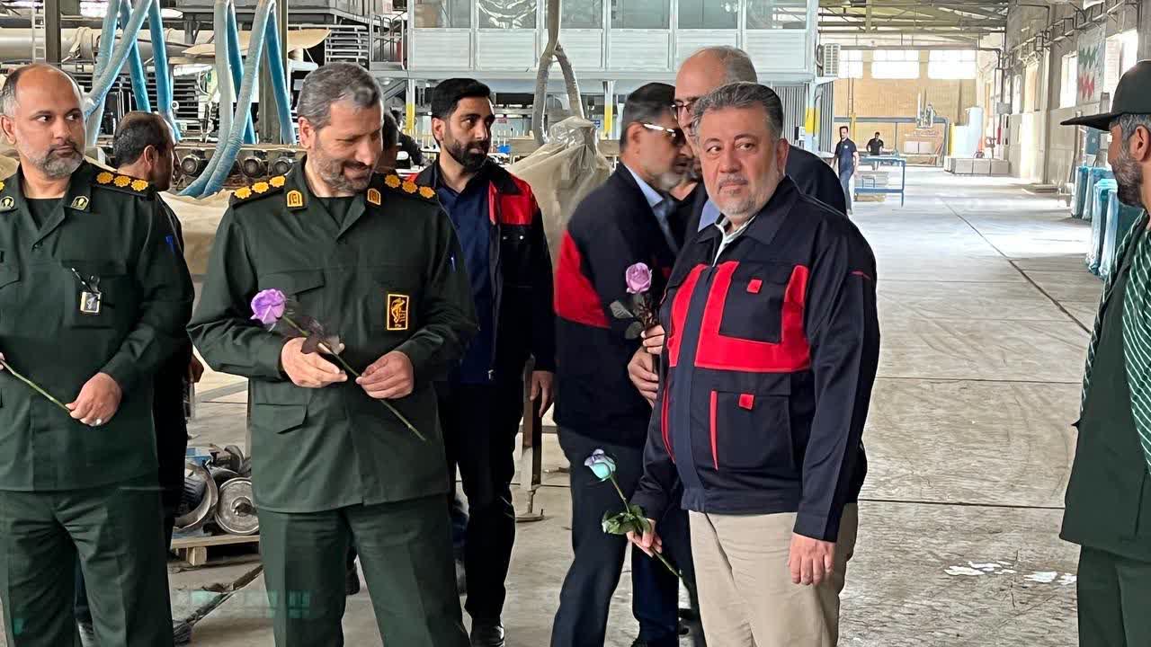 تجلیل از کارگران شرکت کاشی پارس در روز کارگر