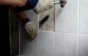 کندن کاشی دیوار؛ روش های تخریب کاشی دیوار بدون شکستگی